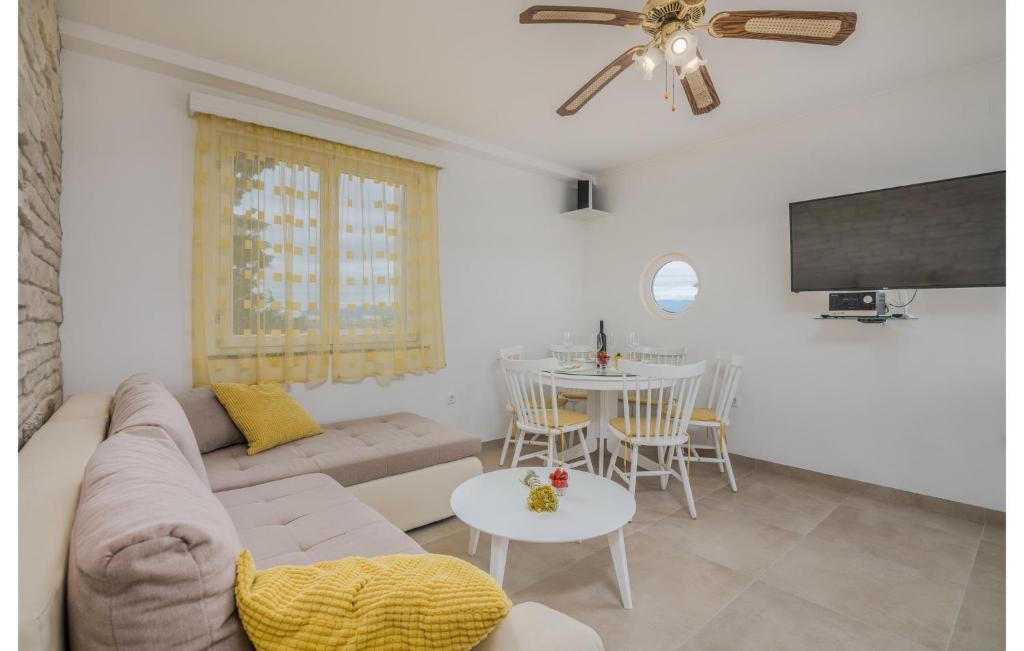 Amazing Home In Omisalj With 4 Bedrooms, Wifi And Outdoor Swimming Pool photo 3