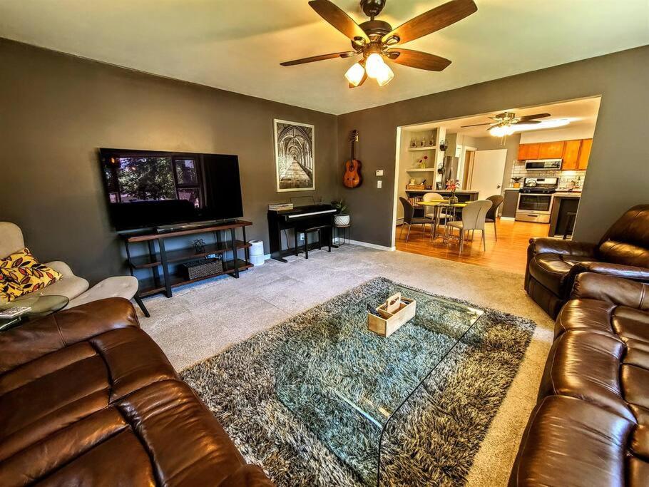 Cozy and Spacious - Dogs OK - Boyne City 1mi - Boyne Mountain 8mi image