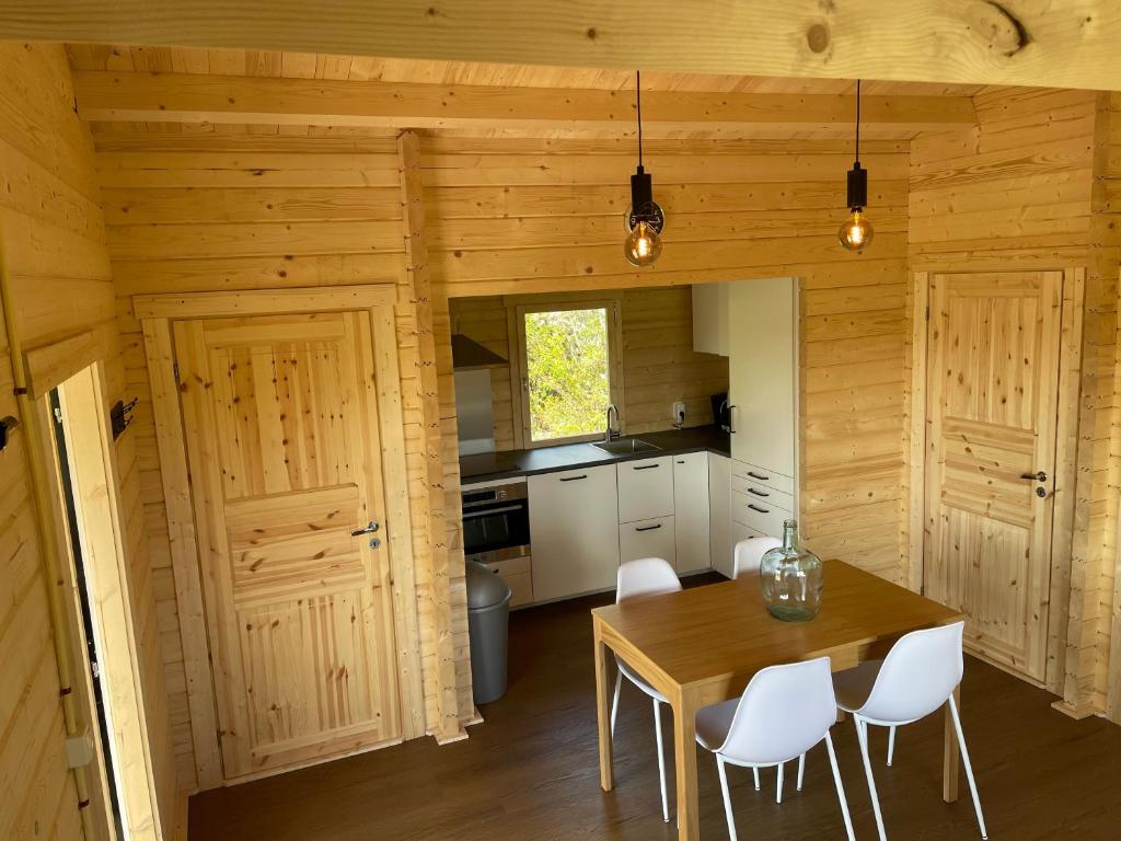 Vakantiehuisje met keuken, 2 slaapkamers en woonkamer photo 2