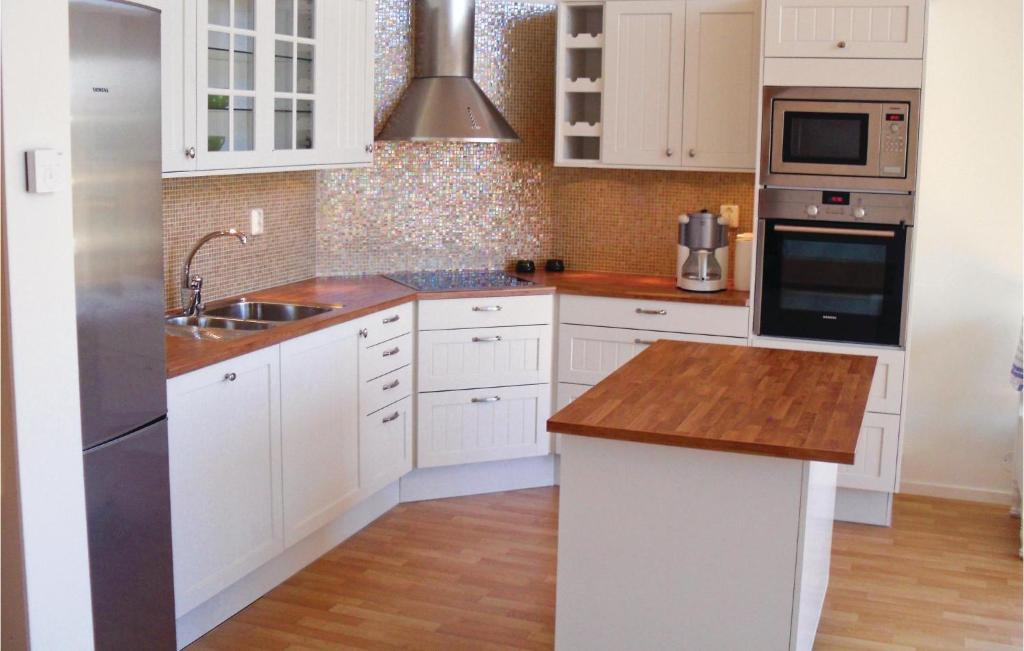 Amazing Home In Lerberget With 3 Bedrooms, Sauna And Wifi photo 3