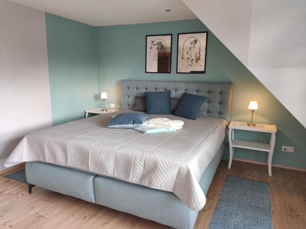 Ferienhaus Blaue Blume mit 11 kW Ladestation, Kamin, Terrasse, eingezäuntem Garten, Sauna, WLAN, Netflix, 2 Hunde willkommen! photo 1