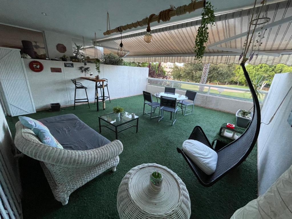 Large relaxed terrace, golf views photo 2