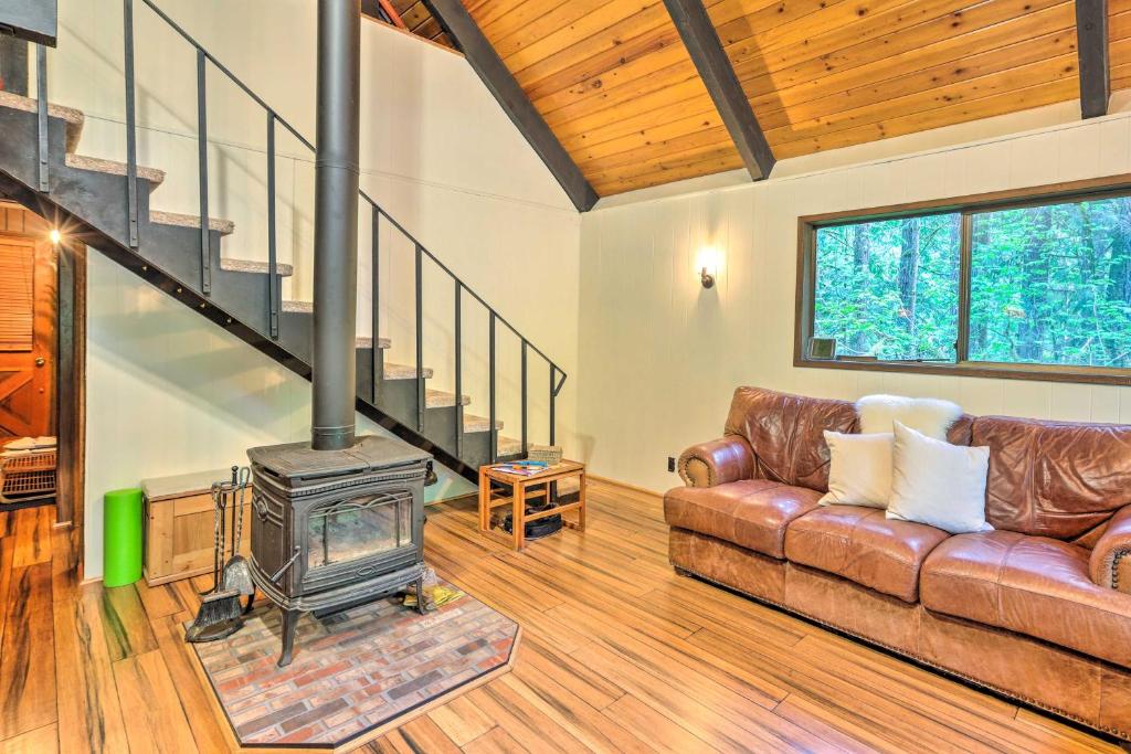Peaceful Wooded Cabin By Mt Baker Ski Area! photo 3