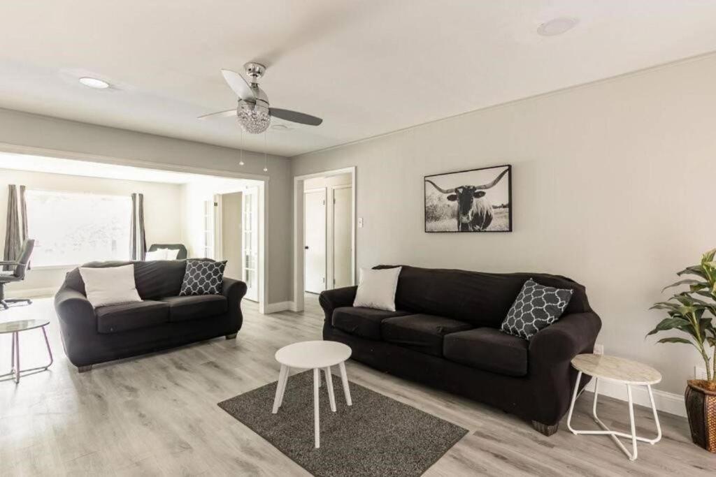 4 Bed 3 Bath House, Spacious, Smart TVs in all rooms, Whole house to yourself photo 1