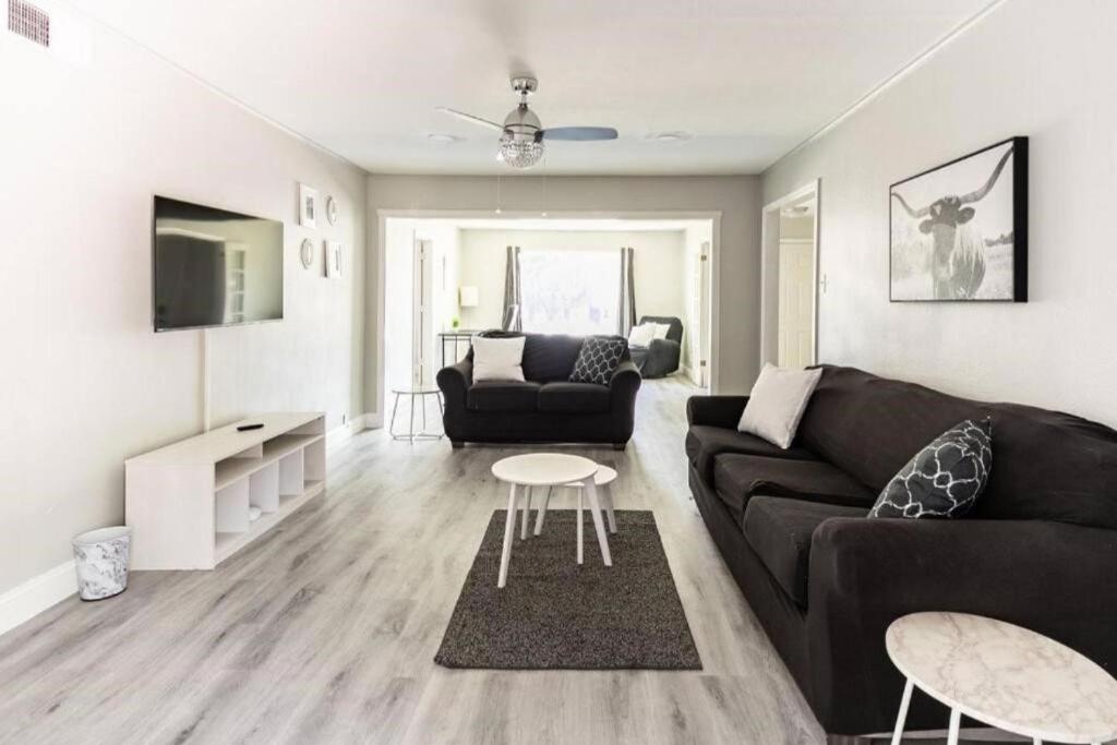 4 Bed 3 Bath House, Spacious, Smart TVs in all rooms, Whole house to yourself photo 2