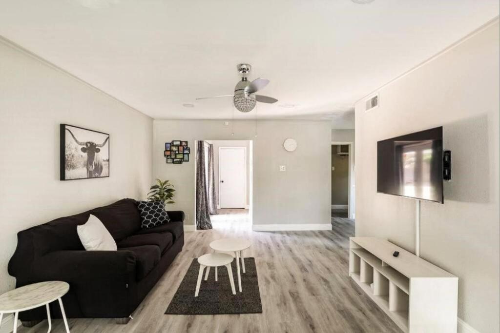 4 Bed 3 Bath House, Spacious, Smart TVs in all rooms, Whole house to yourself photo 4
