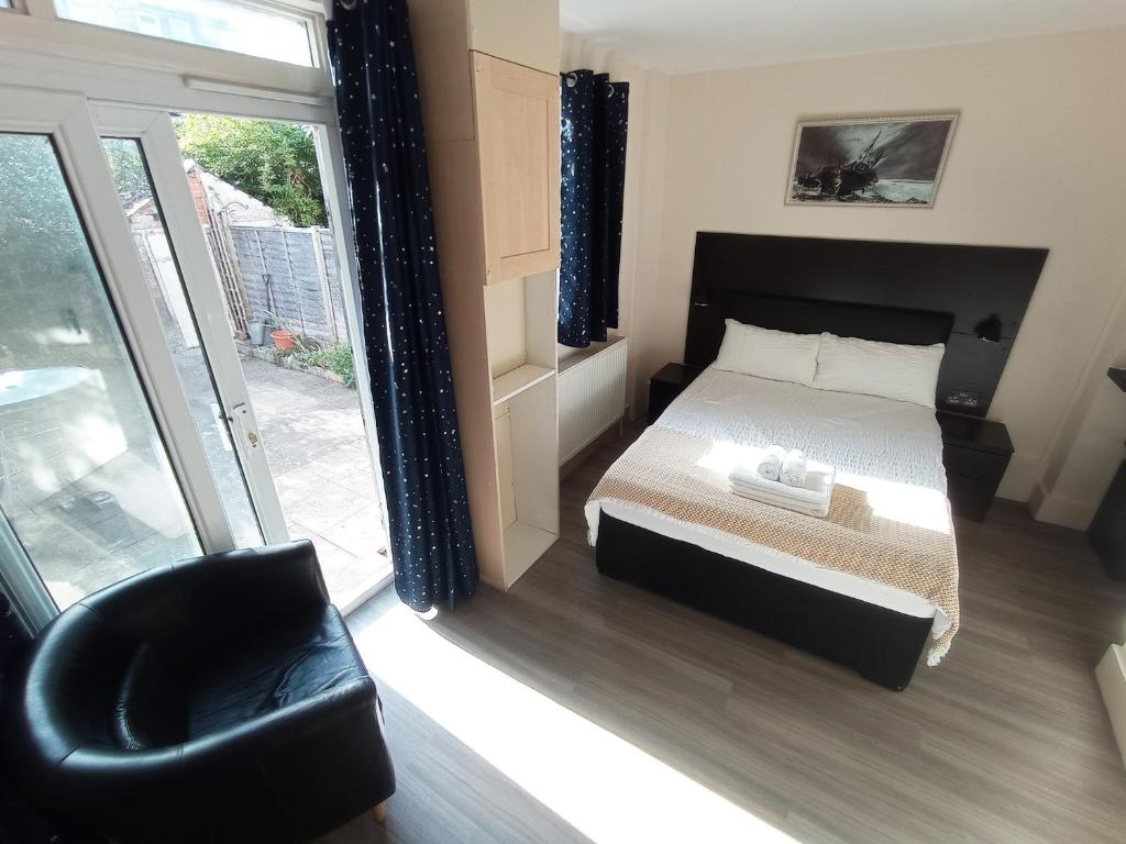 The Oak Studio -Self contained one bed studio flat