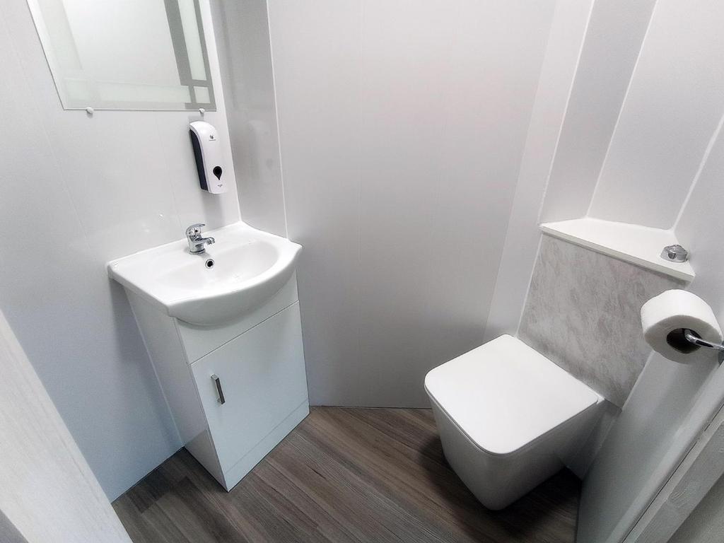 The Oak Studio -Self contained one bed studio flat - Tap to explore photos