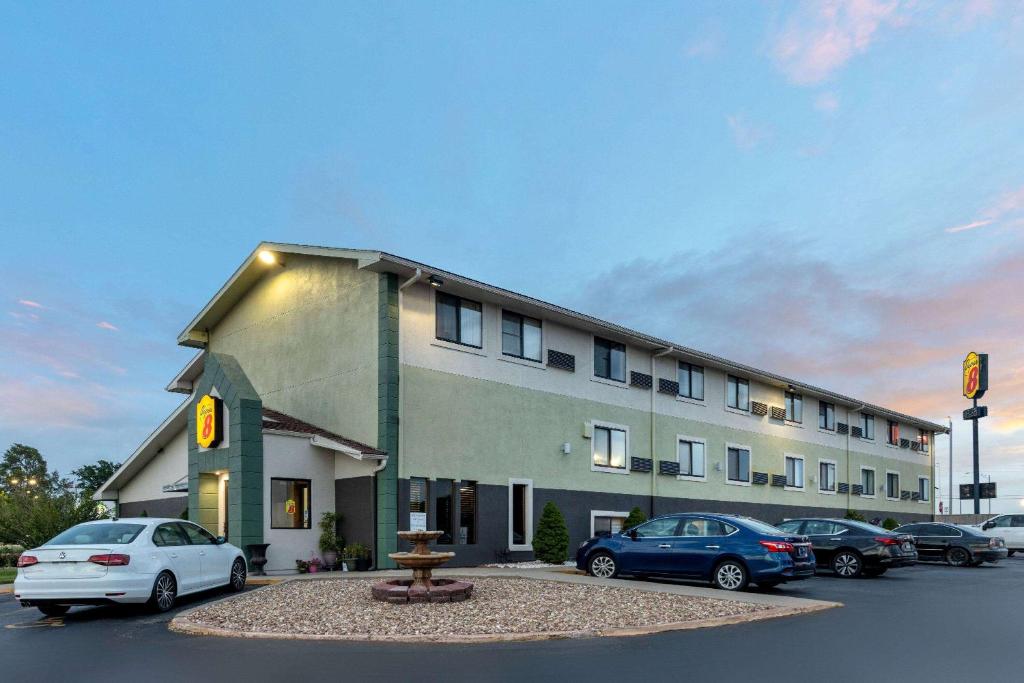 Super 8 by Wyndham Kansas City at Barry Road/Airport image