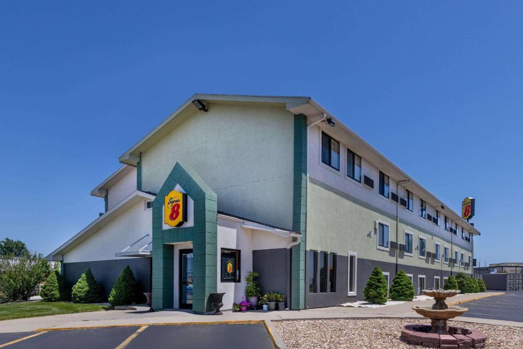 Super 8 by Wyndham Kansas City at Barry Road/Airport photo 1
