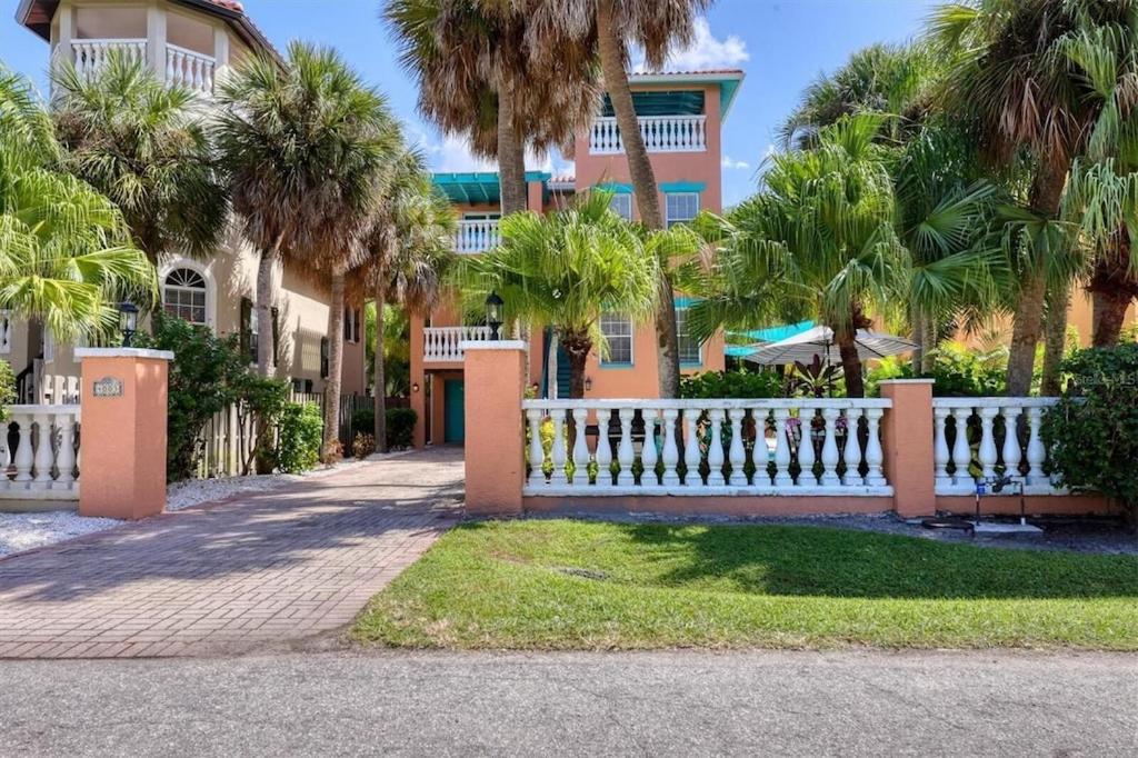 Tropical luxury pool home by the beach with roof top lounge centrally located on Anna Maria Island photo 4