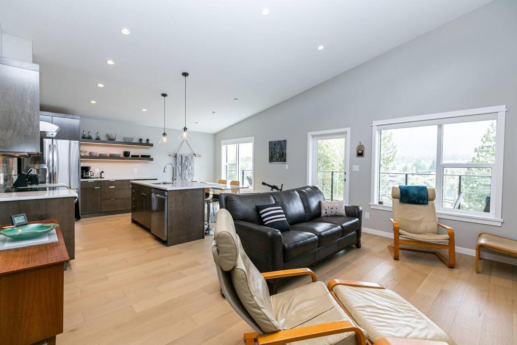 Amazing North Shore Estates w Private Beach photo 3