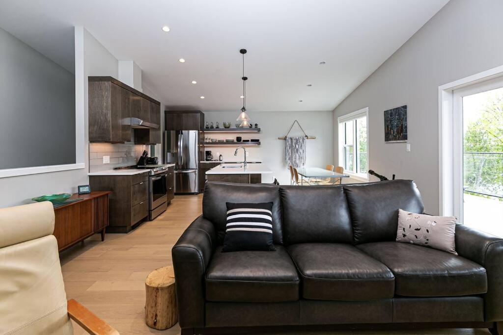 Amazing North Shore Estates w Private Beach photo 2