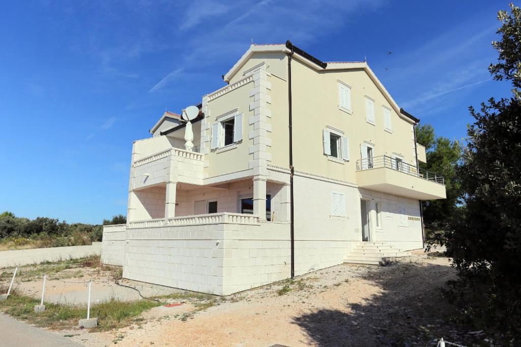 Apartments and rooms with parking space Rogoznica - 10339 photo 2