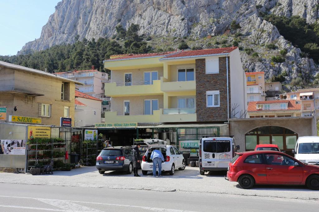 Apartments with a parking space Omis - 10362 photo 1
