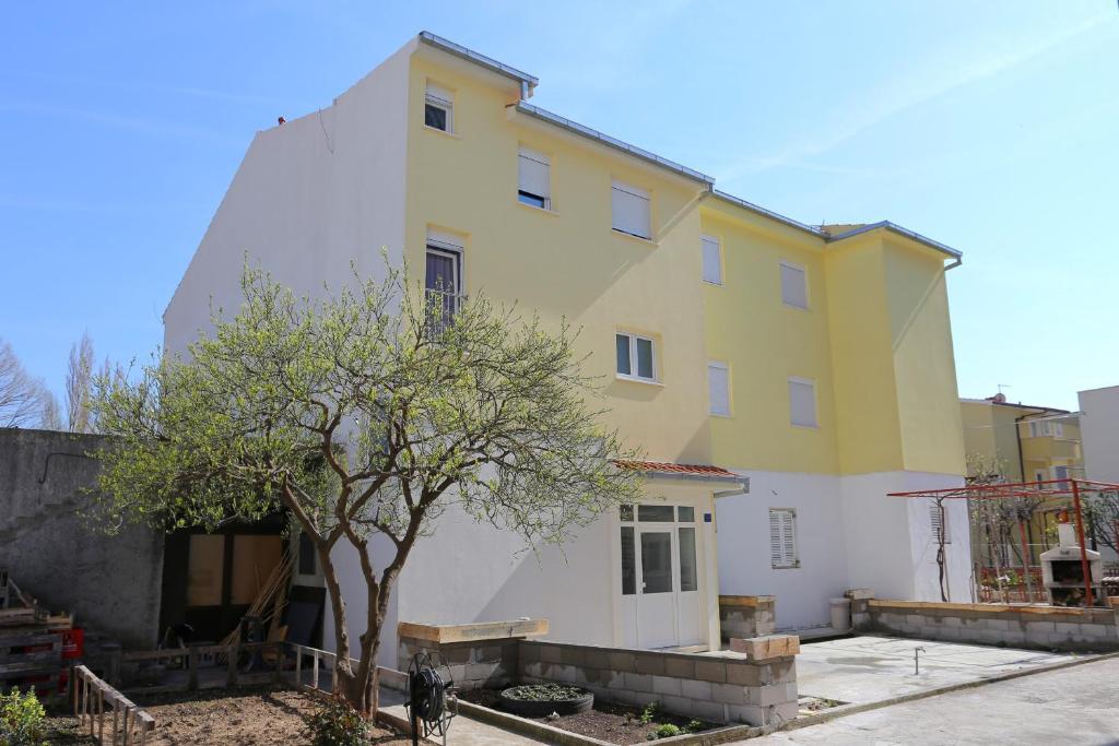 Apartments with a parking space Omis - 10362 photo 2