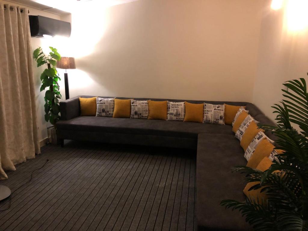 Fully Luxurious Entire Villa Vacation Home In Bahria Town Phase 8 photo 2