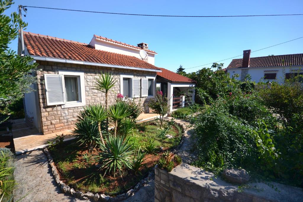Apartments by the sea Splitska, Brac - 11300 photo 1