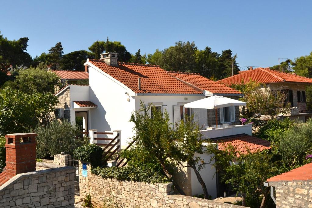 Apartments by the sea Splitska, Brac - 11300 photo 2