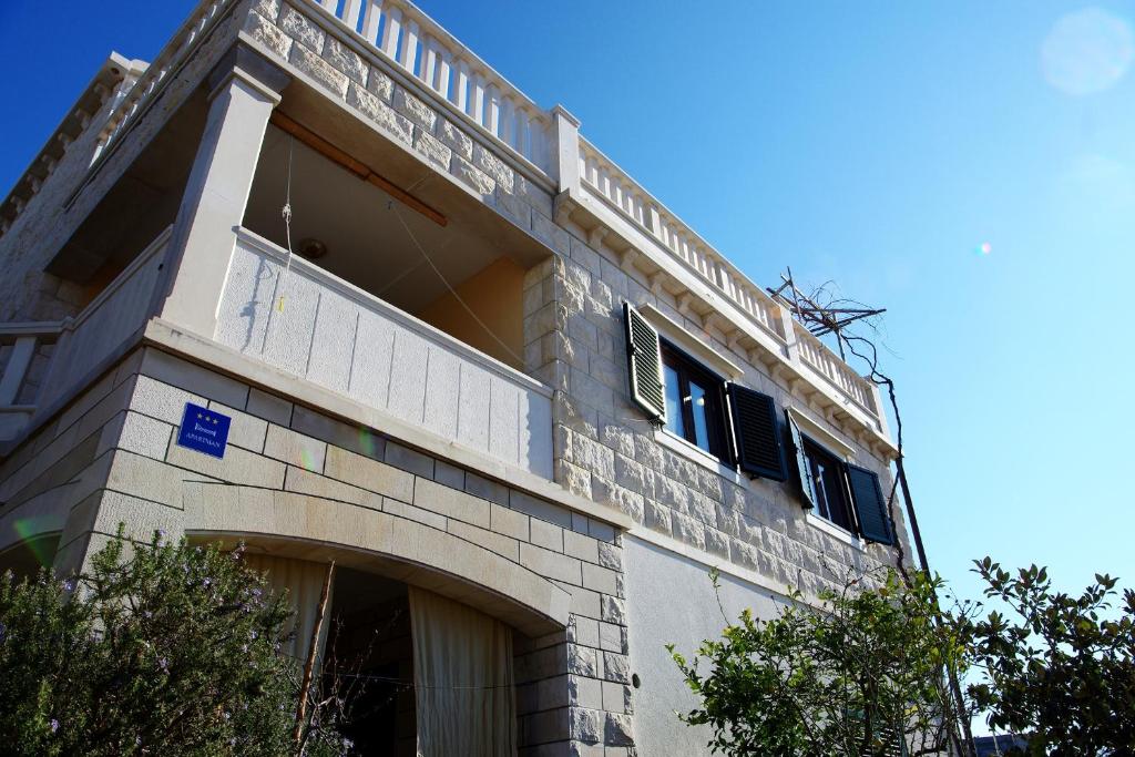 Apartments with a parking space Sumartin, Brac - 11387 photo 1