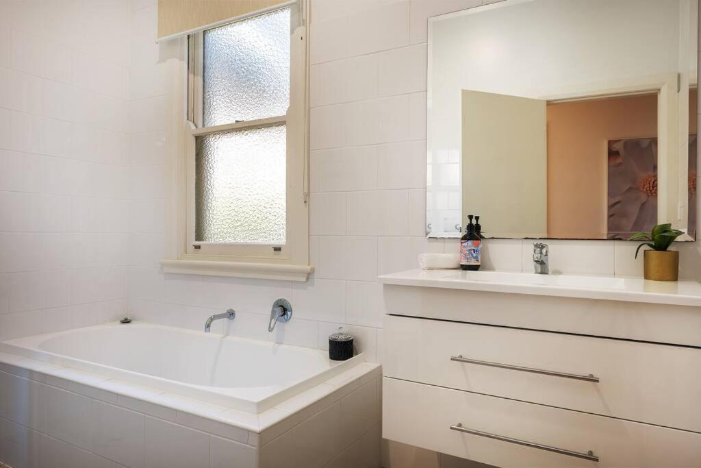 'Micah House' A Central Mudgee Art Deco Hideaway photo 4