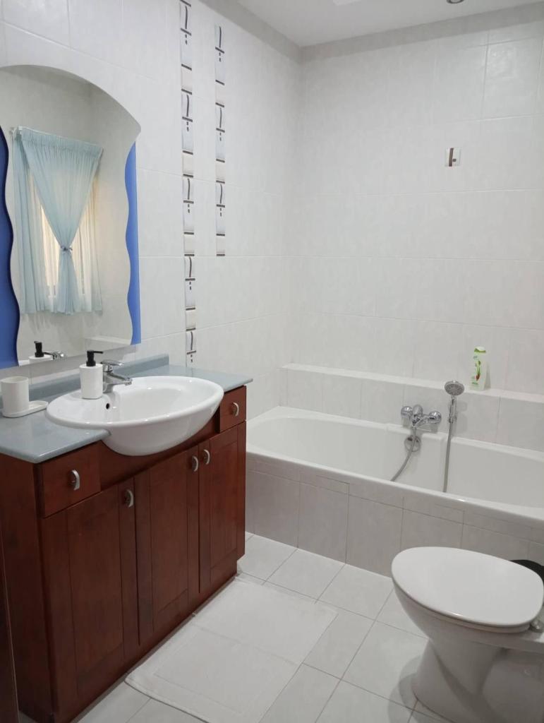3 Bedroom Air-conditioned Apartment with Roof Terrace - Ample Parking photo 3