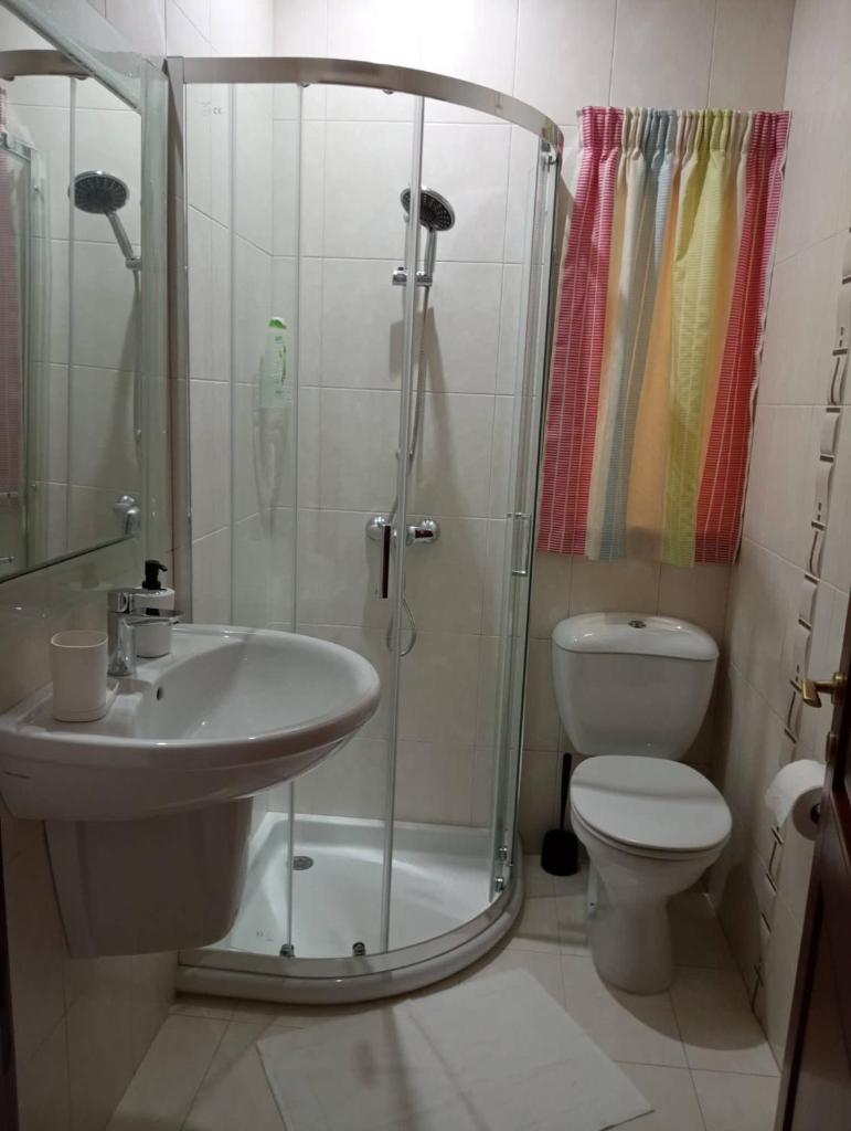 3 Bedroom Air-conditioned Apartment with Roof Terrace - Ample Parking photo 1