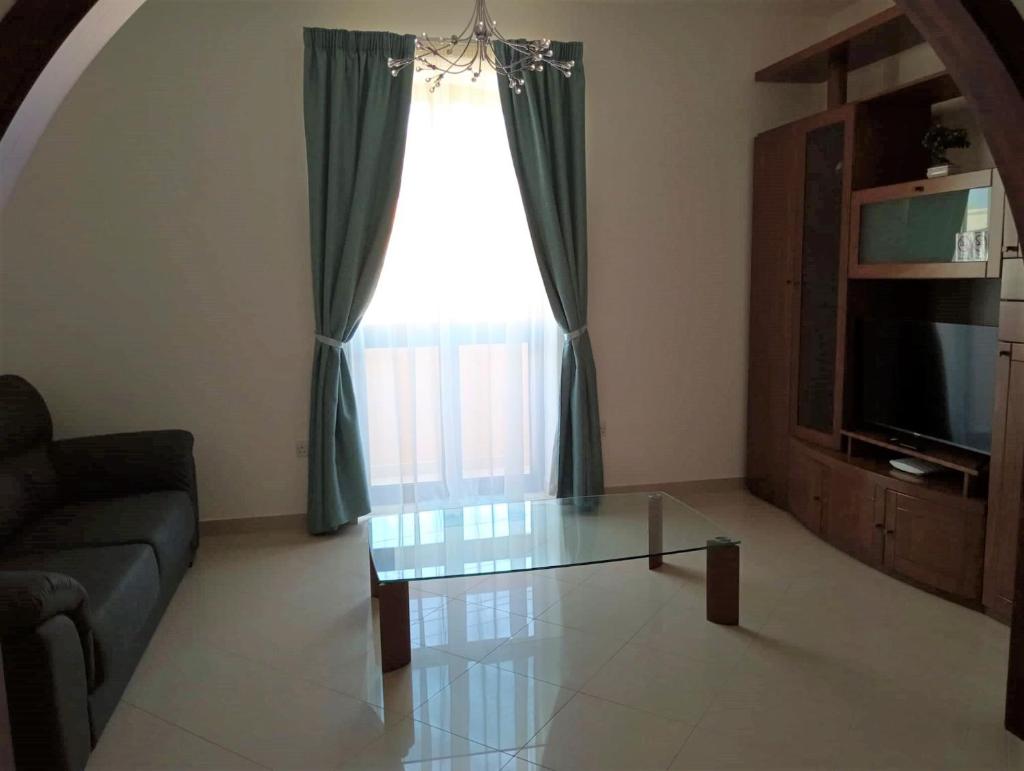 3 Bedroom Air-conditioned Apartment with Roof Terrace - Ample Parking photo 4