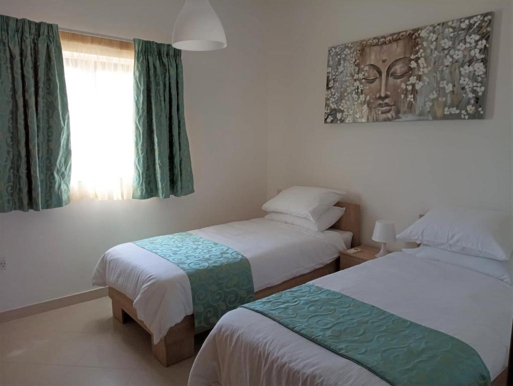 3 Bedroom Air-conditioned Apartment with Roof Terrace - Ample Parking photo 2