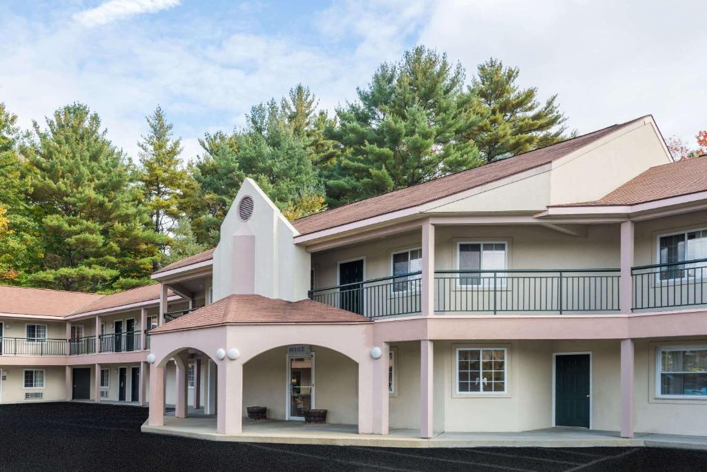 Howard Johnson by Wyndham Lenox image