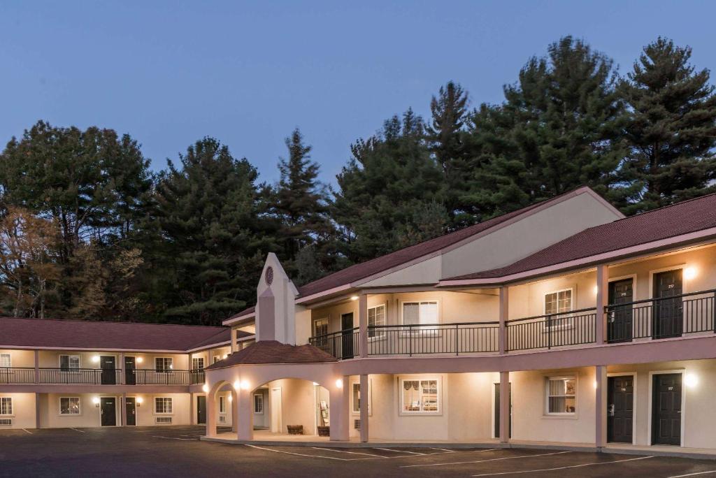 Howard Johnson by Wyndham Lenox photo 1