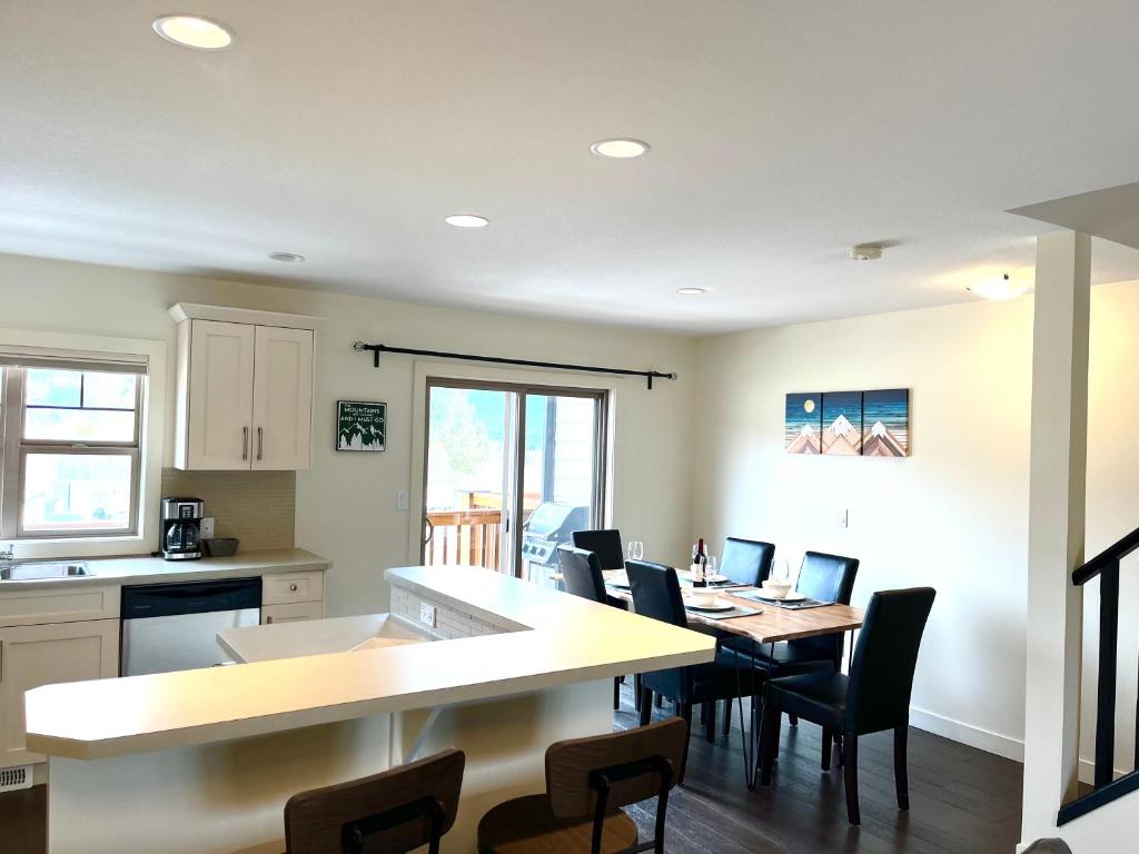 Perfect base Invermere 3bd townhouse mt views with garage photo 4