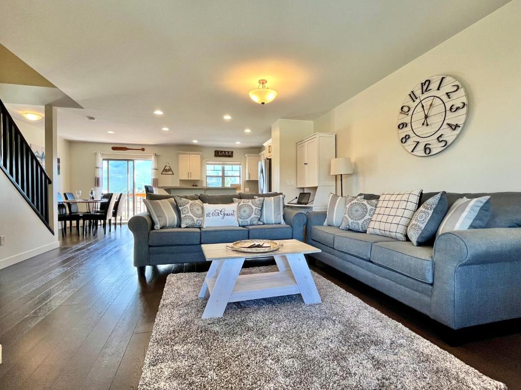 Perfect base Invermere 3bd townhouse mt views with garage photo 1