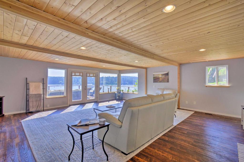 Waterfront Gig Harbor Home with Furnished Deck photo 3