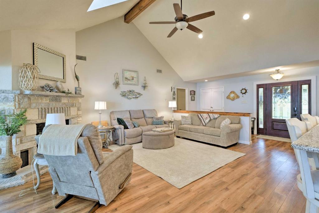 Lakefront Granbury Getaway Boat, Swim and Fish photo 3