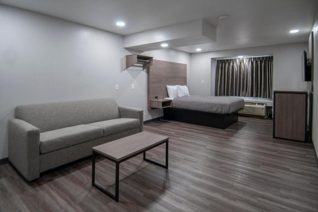 Americas Best Value Inn & Suites Lake Charles at I-210 Exit 5 image