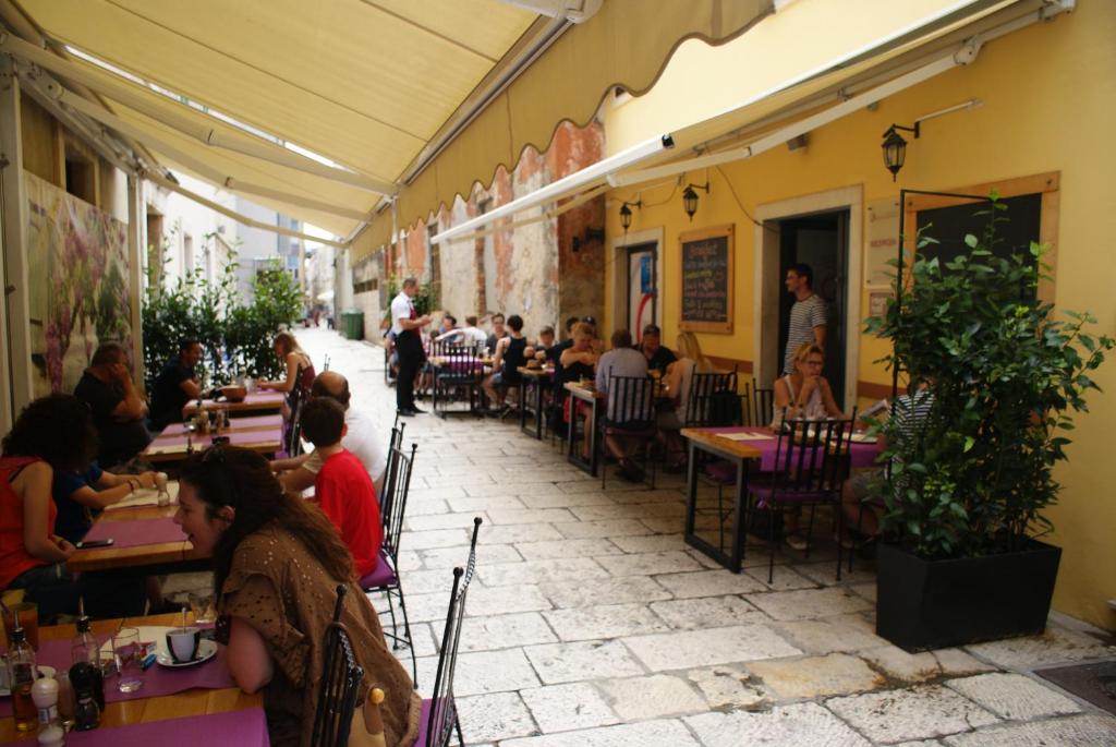 Apartments and rooms with WiFi Zadar - 14030