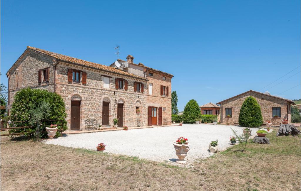 Awesome Home In Tolentino With 6 Bedrooms, Wifi And Outdoor Swimming Pool photo 1