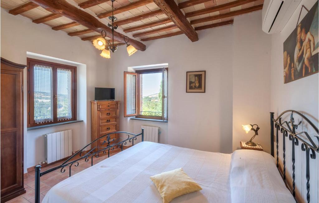 Awesome Home In Tolentino With 6 Bedrooms, Wifi And Outdoor Swimming Pool photo 2