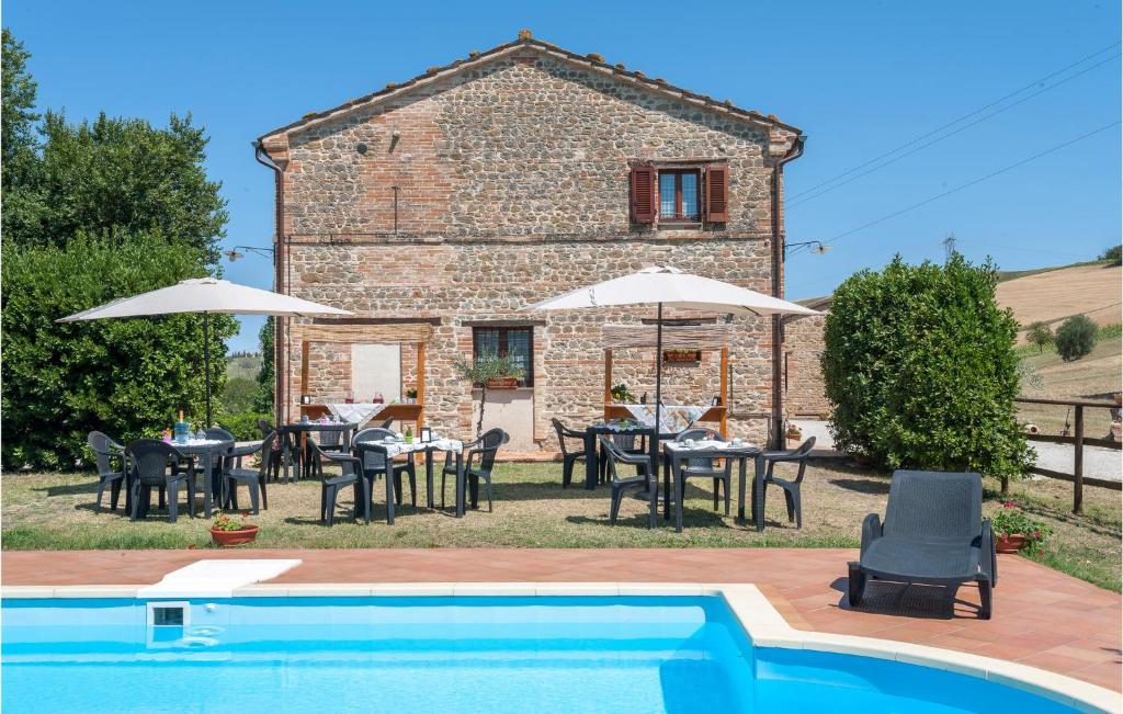 Awesome Home In Tolentino With 6 Bedrooms, Wifi And Outdoor Swimming Pool photo 4