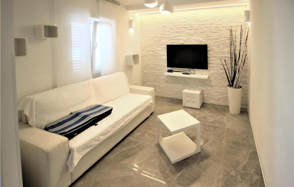 Nice Apartment In Mandre With 1 Bedrooms And Wifi photo 3