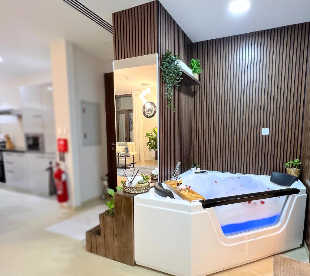 Stylish Apartment with a Jacuzzi (Park&Pool View) photo 4