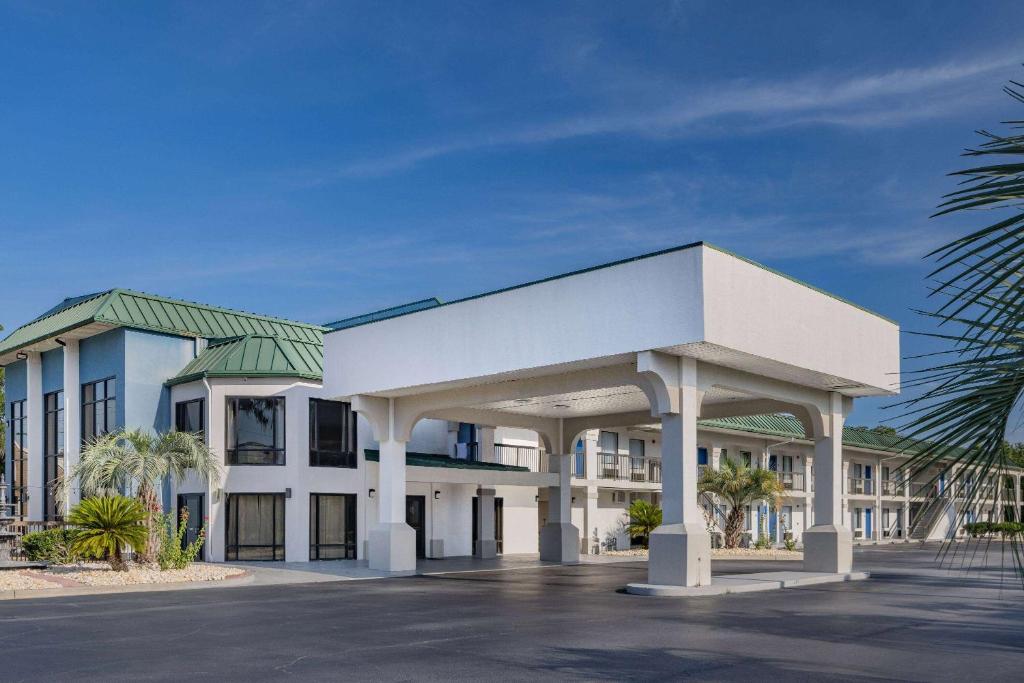 Days Inn & Suites by Wyndham Savannah Midtown image