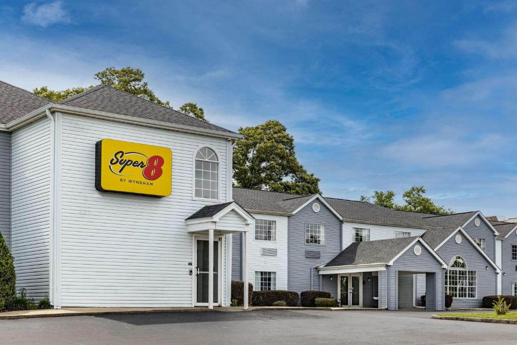 Super 8 by Wyndham Pensacola image