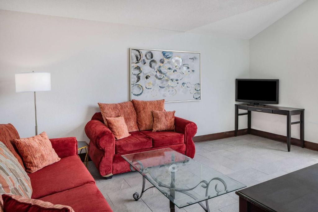 Super 8 by Wyndham Pensacola photo 4