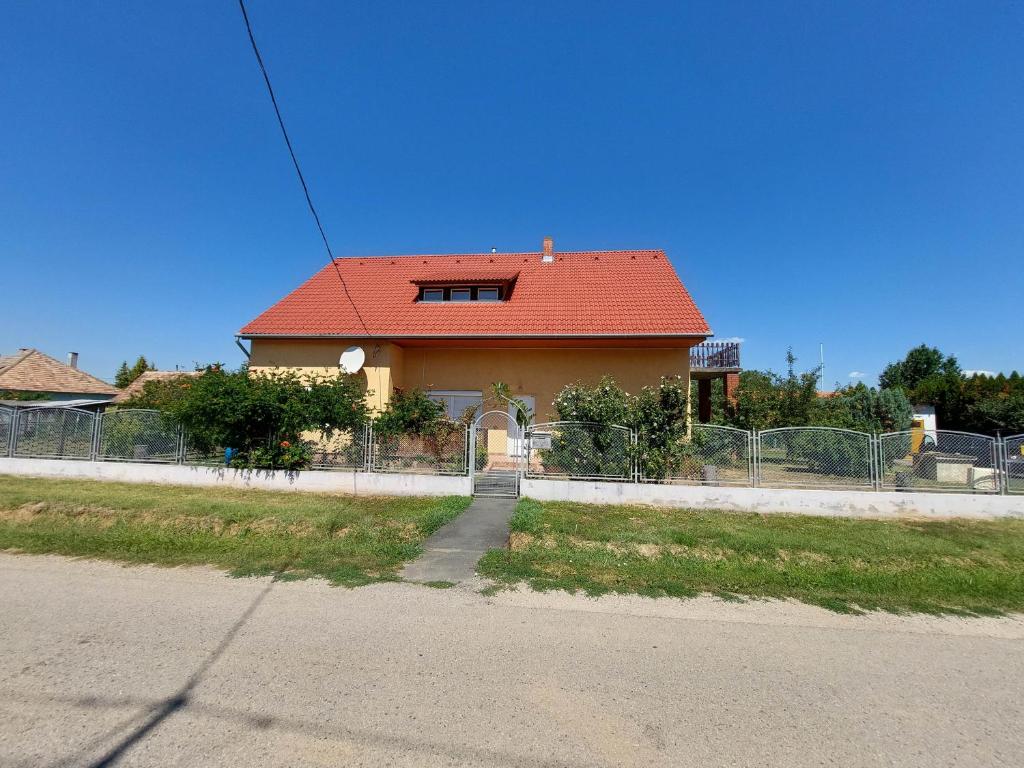 schönes Ferienhaus mit grossem Pool 1200 m zum Balaton photo 1