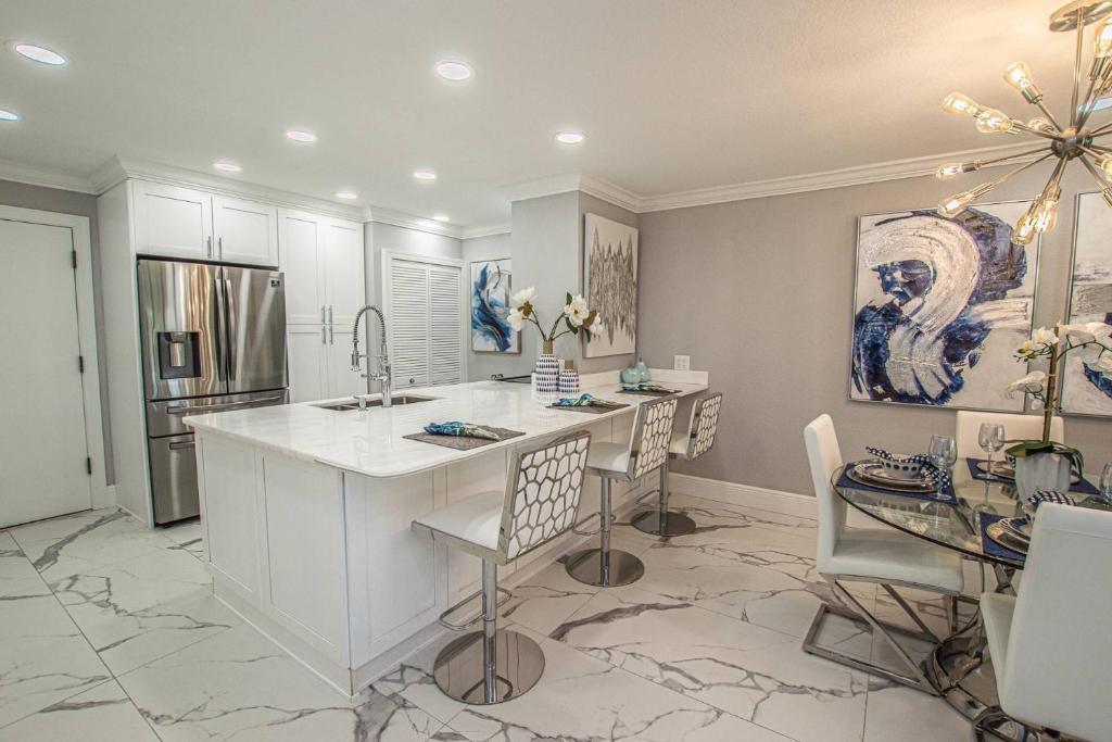 Newly Listed! 20 Percent Off! Golf and Tennis Community - Lavish Living image
