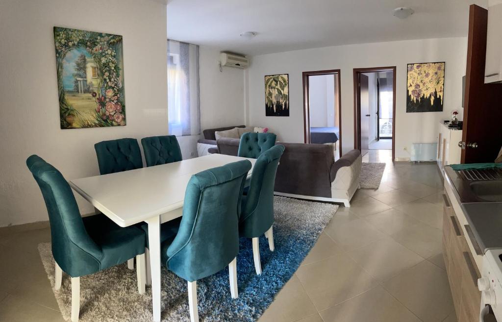 3 Bedroom Apartment with pool photo 2