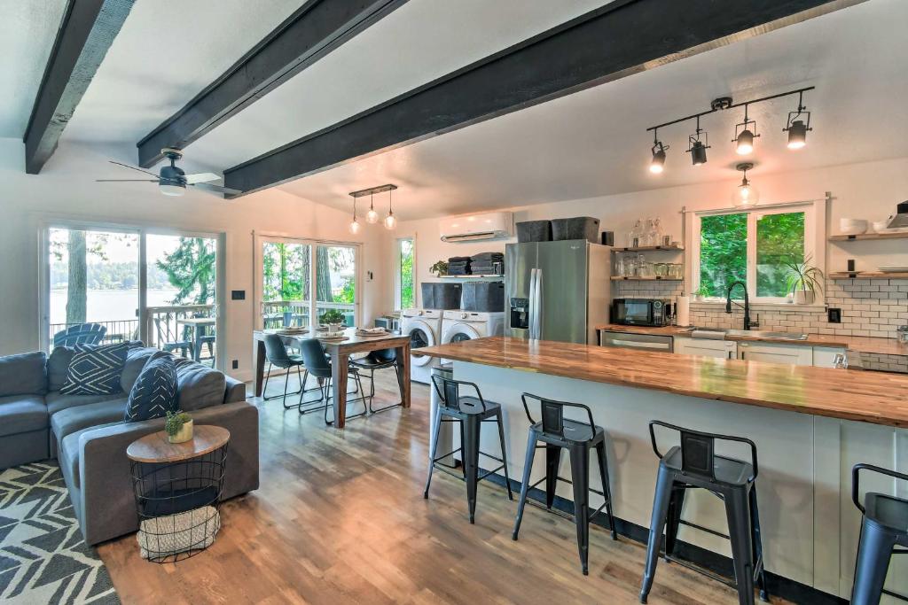 Dreamy Wooded Cabin with Private Beach and Kayaks! photo 2
