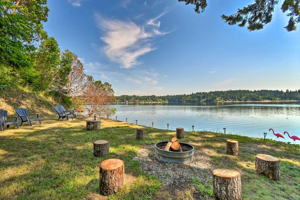 Dreamy Wooded Cabin with Private Beach and Kayaks! photo 1